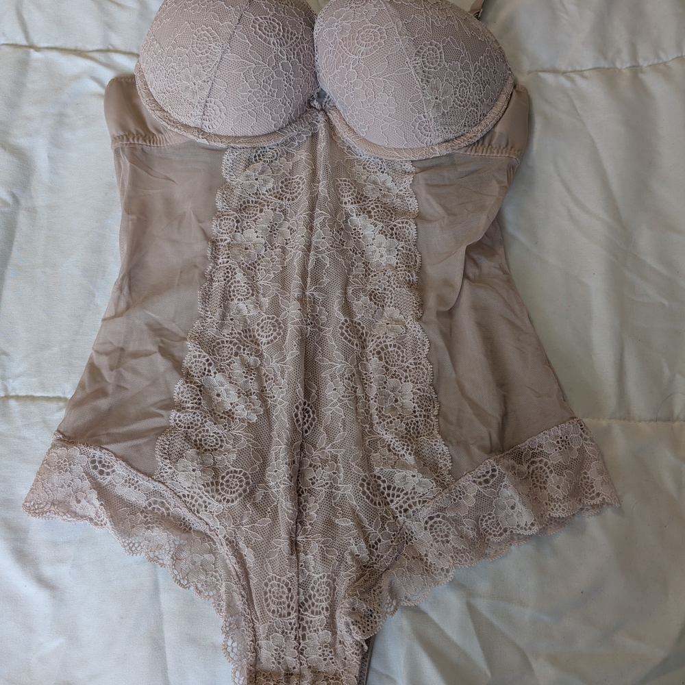H&M Lace Bodysuit in Soft Beige